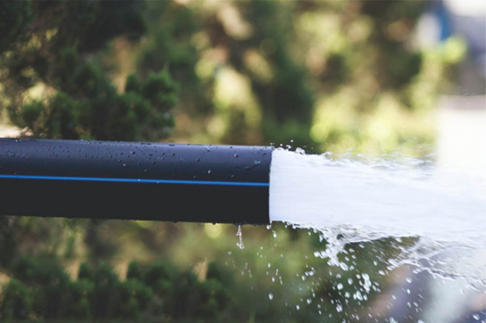 Специалисты КВС меняют изношенные участки водопровода