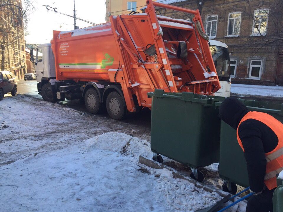 Снегопад в Саратове не повлиял на работу мусоровывозящих компаний